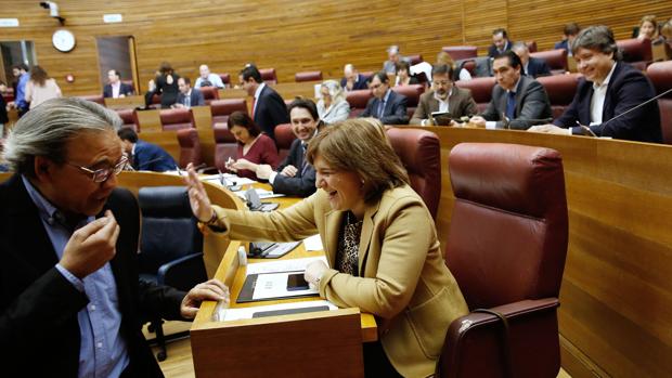 Manolo Mata e Isabel Bonig, en las Cortes