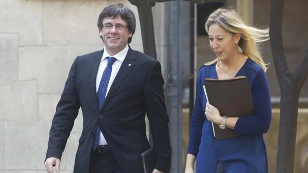 Carles Puigdemot y Neus Munté, antes de la reunión semanal del Gobierno catalán