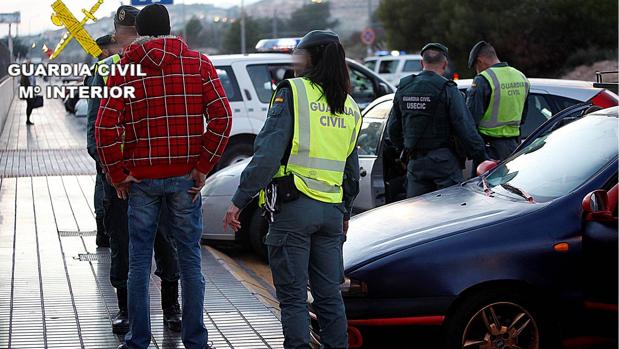 El detenido junto a agentes de la Guardia Civil en Alicante