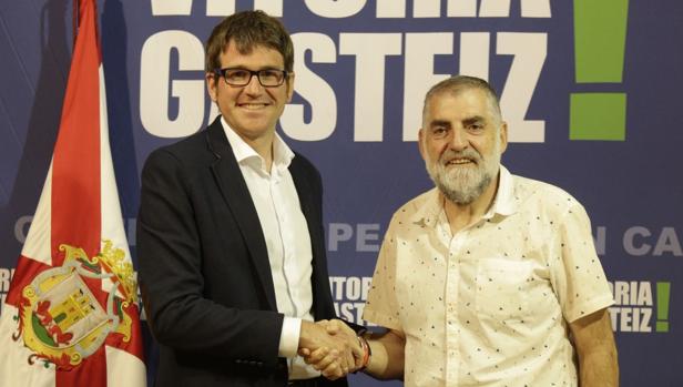 El alcalde de Vitoria, Gorka Urtarán (izquierda)