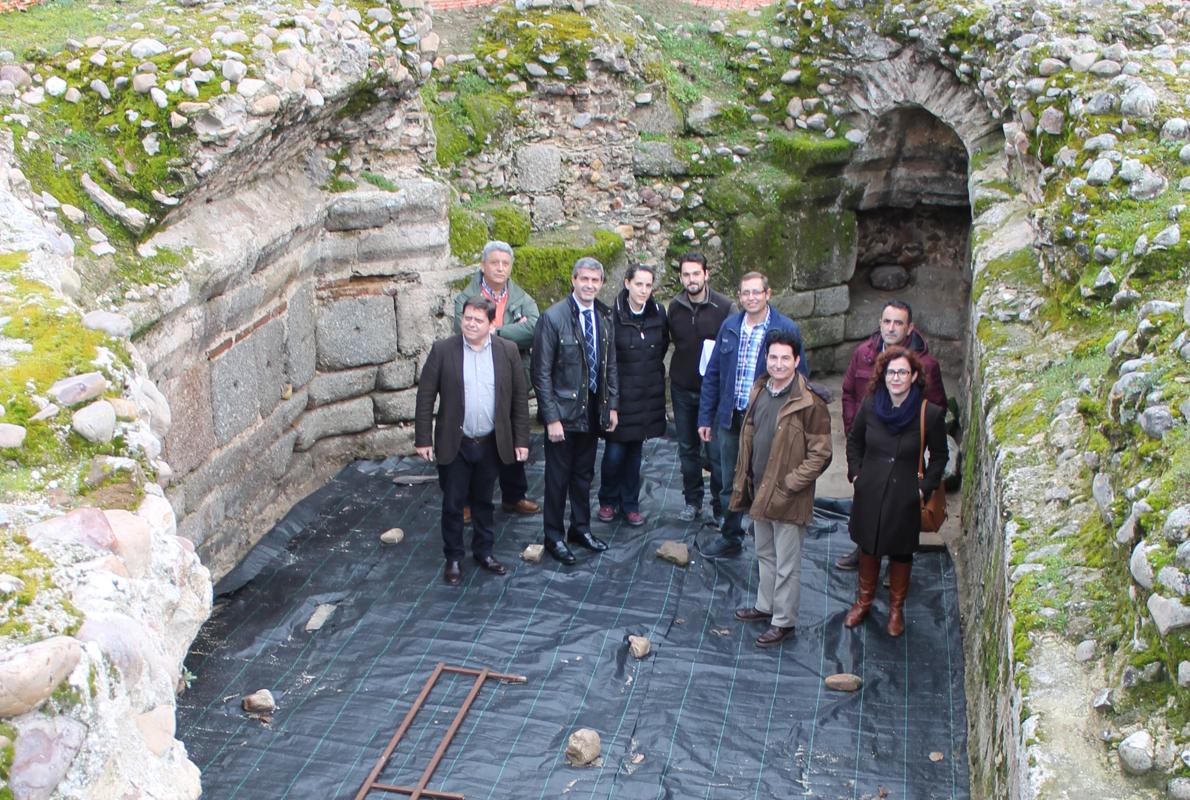 Álvaro Gutiérrez, en el interior del mausoleo junto a los arqueólogos