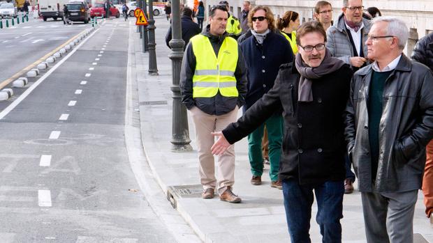 Imagen de Ribó junto al concejal Grezzi durante su visita a las obras del carril bici del centro