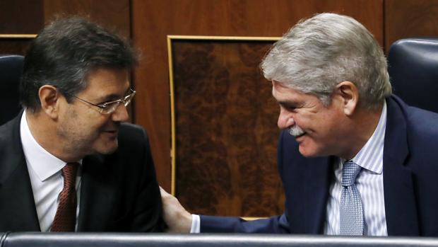 El ministro de Asuntos Exteriores, Alfonso Dastis (a la derecha), conversa con el ministro de Justicia, Rafael Catalá (izquierda), durante la sesión del control al Gobierno