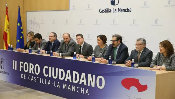 El presidente regional durante su intervención en el Foro Ciudadano, acompañado por todos sus consejeros