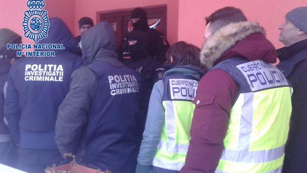 Agentes de la Policía Nacional y de Rumanía, durante la detención del sospechoso