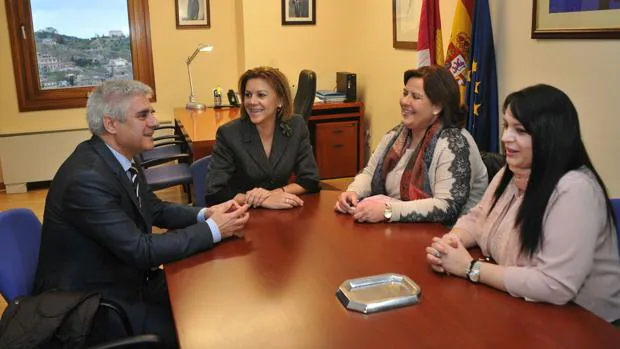 Cospedal, con el alcalde de Urda, Manuel Galán, y dos concejales