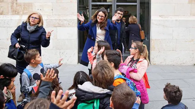 Mónica Oltra saluda a un grupo de escolares, este viernes en Valencia