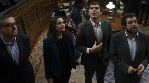 Rivera enseña el Congreso a Inés Arrimadas junto a los también dirigentes Villegas y Gutiérrez