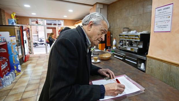 Imagen de un vecino firmando la solicitud contra la prohibición del Ayuntamiento