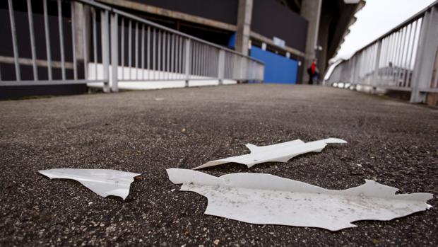 Algunos de los trozos de la cubierta de Riazor que han caído en los alrededores por el viento