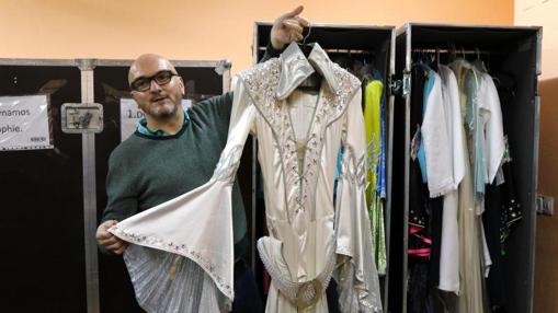 Juan Carlos Fernández, regidor del espectáculo, muestra el traje único realizado a mano y con cristales de Swarovskii de Donna