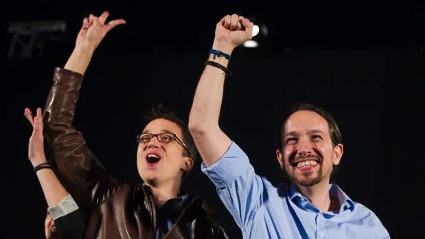 Pablo Iglesias (derecha), secretario general del partido, e Íñigo Errejón (izquierda), secretario político de Podemos