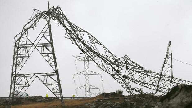 Una torre de alta tensión cae en la localidad pontevedresa de Silleda debido al temporal