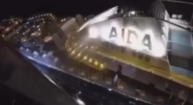 Vídeo: La arriesgada evacuación nocturna de un crucerista con un ictus en Canarias