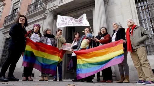 Respresentantes de la federación Felgtb han arropado a la pareja de lesbianas afectada