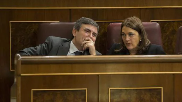 El diputado del PSOE Pedro Saura (i) en su escaño en el Congreso junto a Soraya Rodríguez