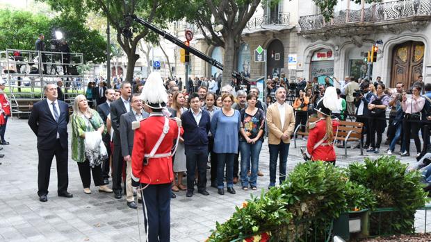 La alcaldesa, junto a algunos de los concejales, en los actos frente al monumento de Rafael Casanova