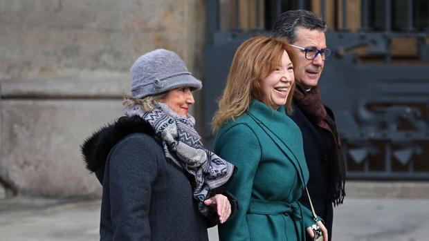 Dolores Agenjo, en el centro, ayer a las puertas del TSJC