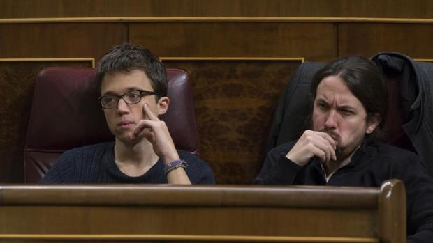 Pablo Iglesias e Íñigo Errejón en sus escaños en el Congreso de los Diputados