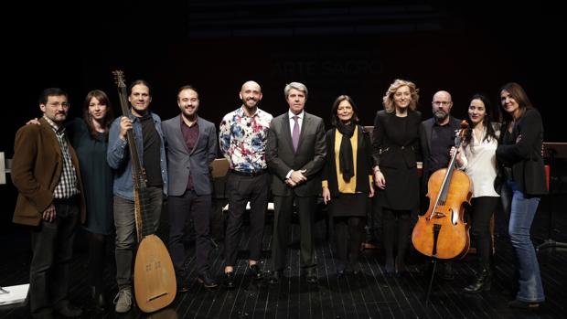 El consejero de Presidencia, Ángel Garrido, junto al director de la Oficina de Turismo, Jaime de los Santos y parte de los artistas que participan en el Festival Internacional de Arte Sacro