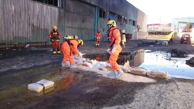 Imagen de los bomberos en las tareas de contención del agua contaminada