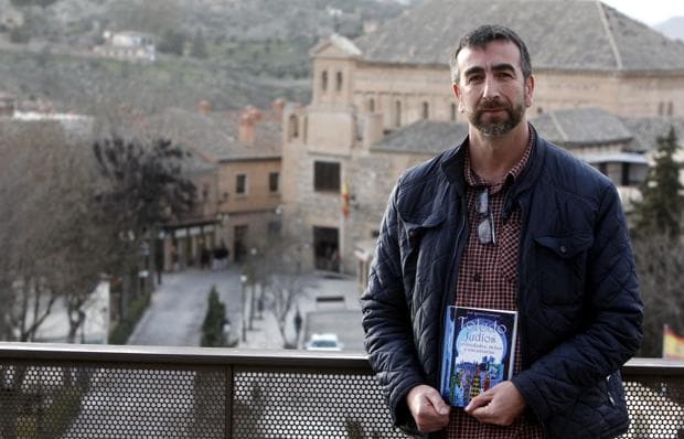 El escritor e investigador toledano José Ignacio Carmona posa con su último libro