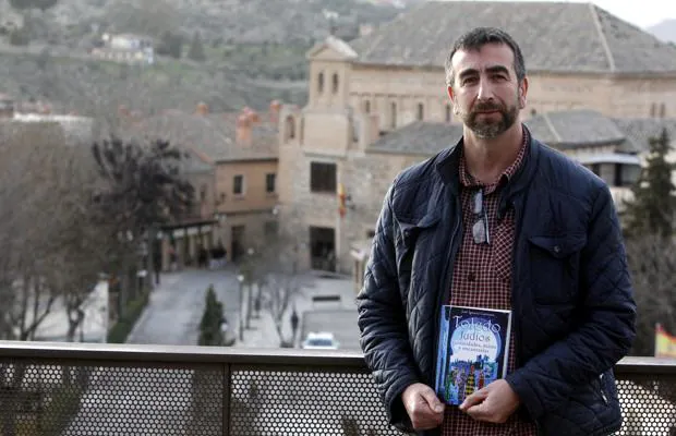 El escritor e investigador toledano José Ignacio Carmona posa con su último libro
