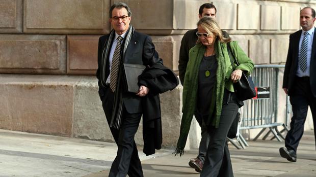 Artur Mas llega al palacio de Justicia junto a su mujer, Helena Rakosnick