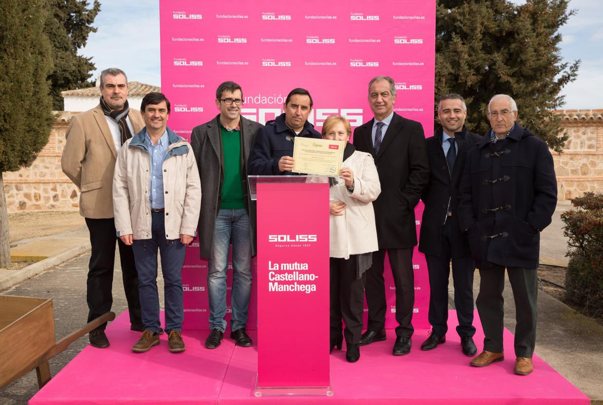 Layos recibe el segundo árbol del «Proyecto olmo»