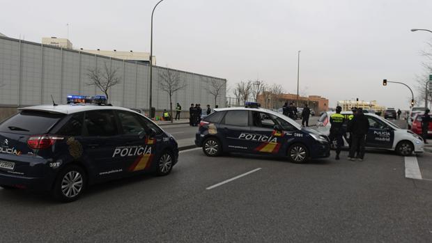 Los servicios de Emergencias trasladan al herido al Gregorio Marañón