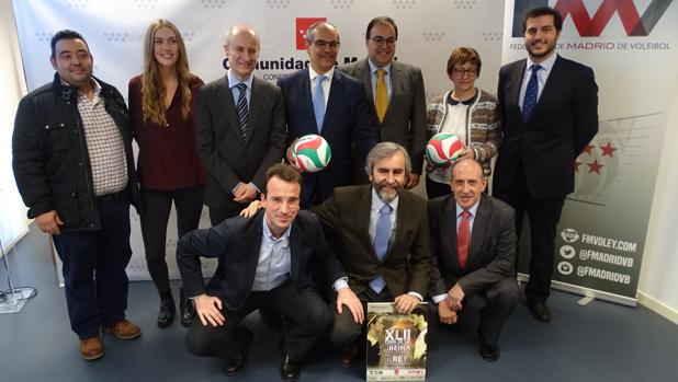 El consejero de Educación y Deporte, Rafael van Grieken (en el centro, con un balón), junto a otros responsables del campeonato