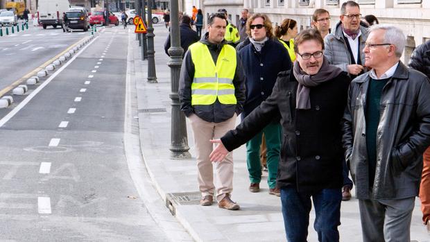 Multa de 200 euros para el concejal de Tráfico de Joan Ribó por grabarse con el móvil cuando iba en bicicleta