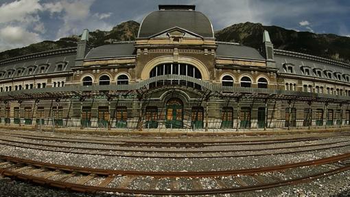 La histórica estación de ferrocarril de Canfranc