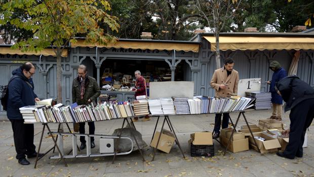 Clientes hojean libros en la Cuesta de Moyano