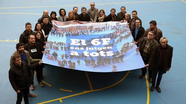 Miembros de la ANC y Òmnium, durante la presentación de un acto en apoyo a los encausados por el 6-F