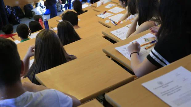 Varios estudiantes durante la pasada Prueba de Acceso a la Universidad (PAU), en Madrid