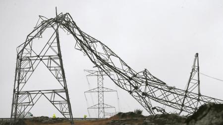 Una torreta eléctrica derribada por el temporal en Silleda