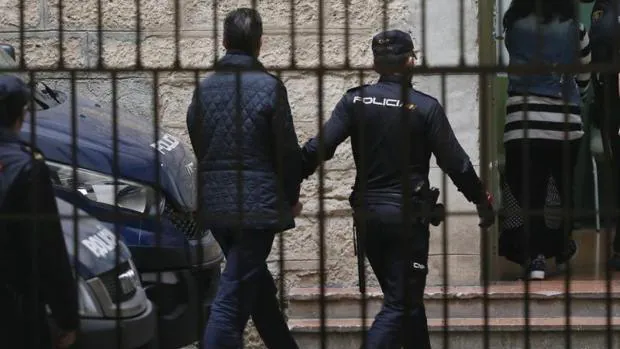 El detenido, custodiado en el momento de entrar a los juzgados de Alicante