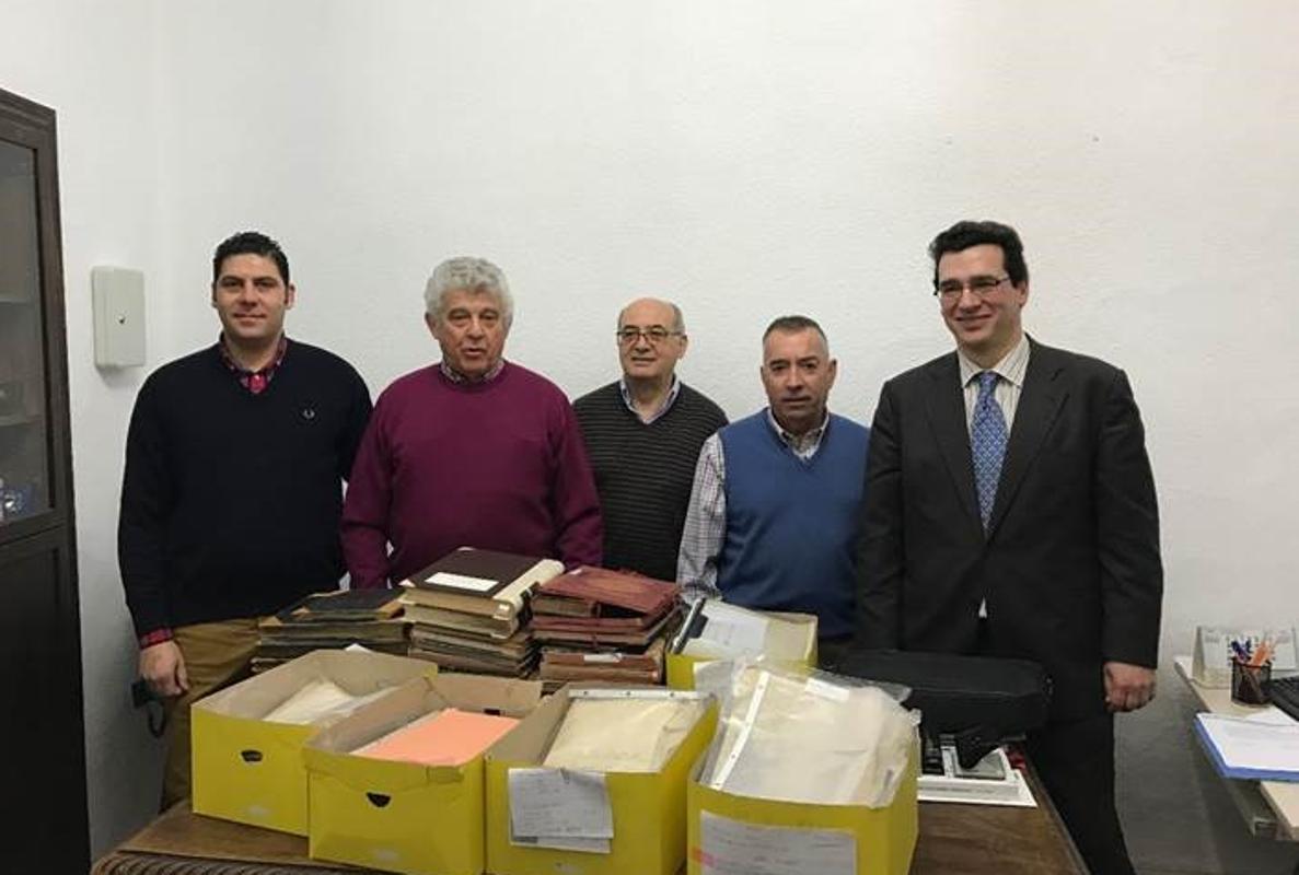 Integrantes de la sociedad recreativa de Mora, durante la entrega de los documentos en el Archivo