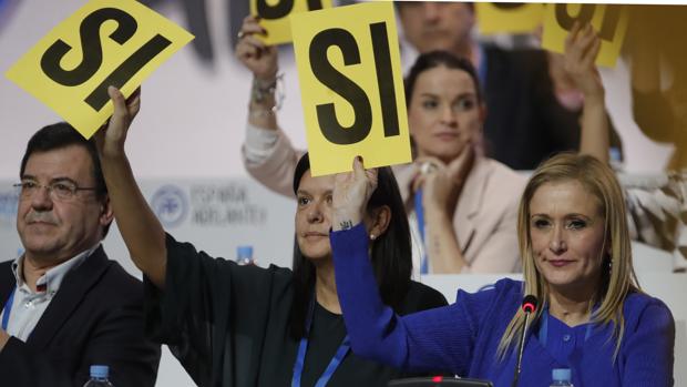 Cristina Cifuentes (dcha), en el Congreso Nacional del PP