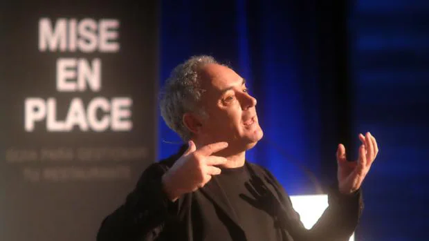 El chef Ferran Adrià, durante su conferencia en Santiago