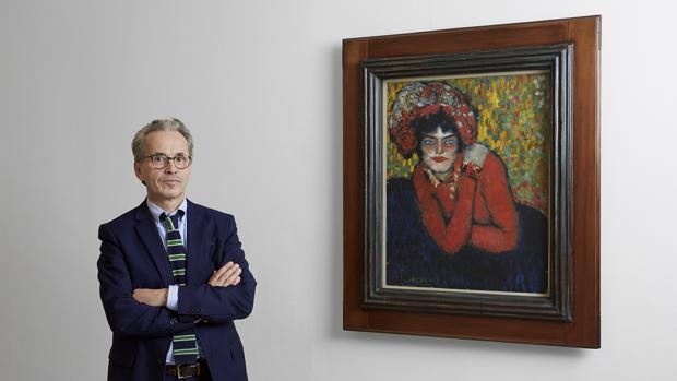 Emmanuel Guigon, fotogradiafo junto a una obra de Picasso