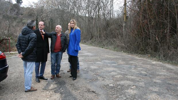 La consejera y el delegado de la Junta han visitado la carretera junto al alcalde de Horche