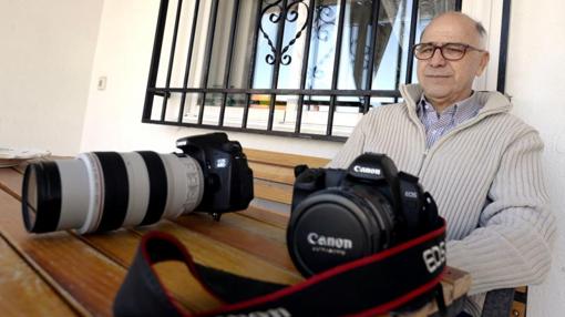 Ricardo Martín posa con algunas de sus cámaras