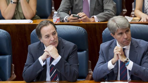 González Taboada (izq.) y Ángel Garrido, en un pleno de la Asamblea de Madrid