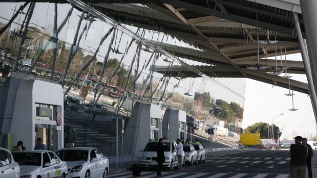 Acceso a la terminal del Aeropuerto de Zaragoza