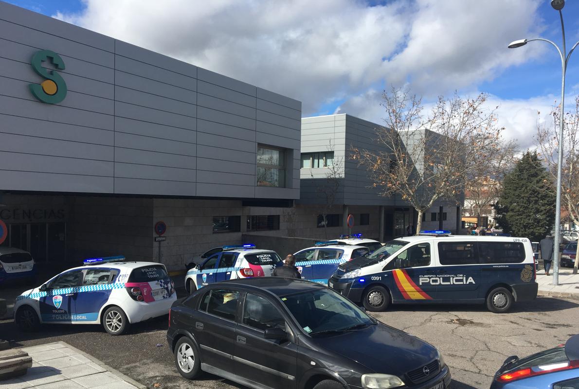 Los vehículos policiales a las puertas del centro de salud Benquerencia