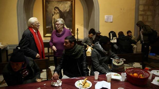 El padre Ángel y la religiosa teresiana catalana Viqui Molins en la parroquia de Santa Anna