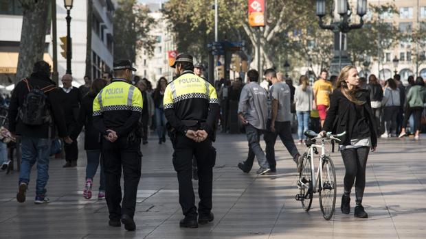 Una pareja de la Guardia Urbana patrulla en La Rambla de Barcelona