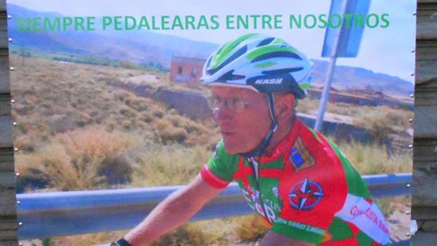 Cartel en homenaje al ciclista fallecido, que era presidente del Club Ciclista Ebro